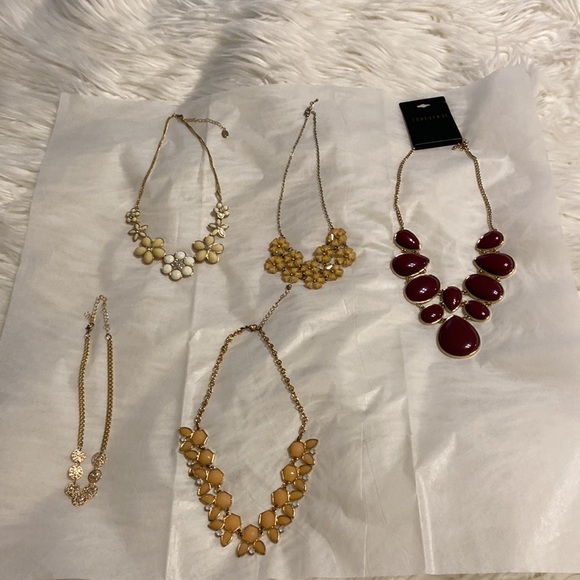 5 statement neckless one is brand new see pictures and others are used - Picture 7 of 8